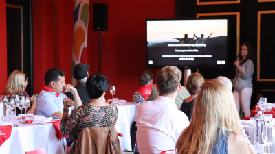 Belén Huarte presenta Navarra en vído ante las mesas en el evento turístico y gastronómico.